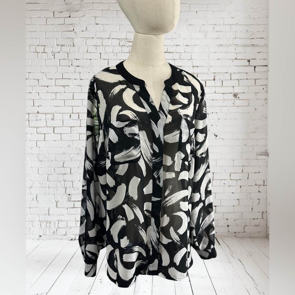 Covington women’s black & white pattern long sleeve sheer blouse. Size 2X